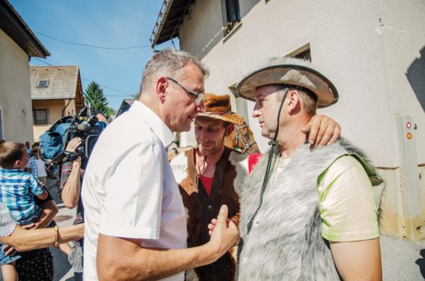 Predsednik SLS Marjan Podobnik in kozja pastirja na protestu v Velikih Laščah