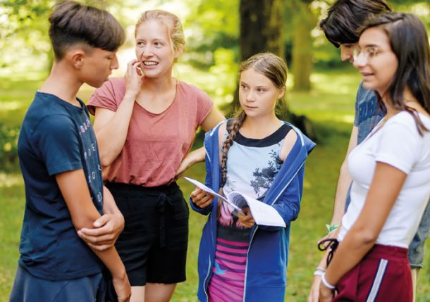 Greta Thunberg in drugi mladi okoljski aktivisti med obiskom v Ženevi. Sestali so se tudi s predstavniki Medvladnega odbora Združenih narodov za podnebne spremembe, ki je objavil poročilo o degradaciji naravnega okolja 