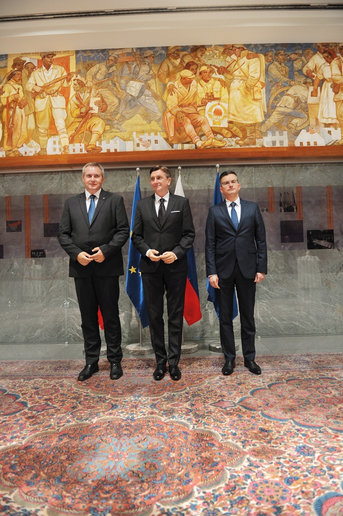 O državnosti so dolgoročno znali misliti in jo uresničevati le danes popljuvani komunisti. Med drugo svetovno vojno pa še njihovi politični zavezniki krščanski socialisti in sokoli. (glej poslikavo  zgoraj v preddverju velike dvorane slovenskega parlamenta) Zato slovenska državna struktura izhaja iz partizanske državnosti in povojne socialistične republike.