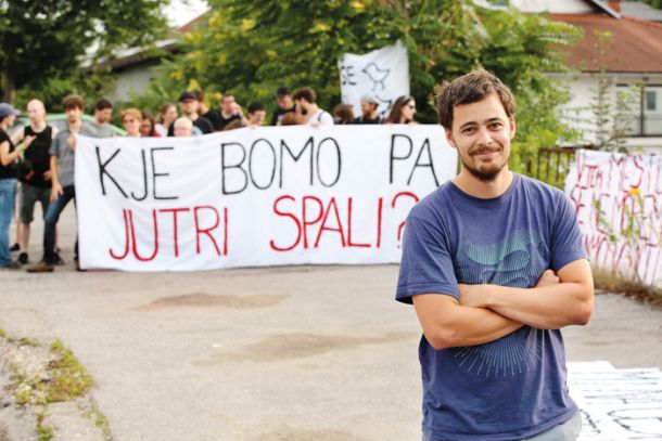 Klemen Ploštajner na protestu proti odločitvi vlade o odkupovanju zemljišč v lasti DUTB po tržnih cenah s strani Stanovanjskega sklada RS 