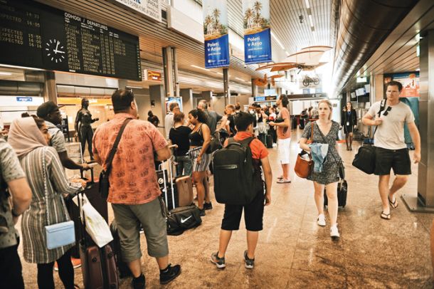 Brnik je kot nekakšna podeželska avtobusna postaja, na kateri so –  kot v kakšnem kiosku v odročnem nemškem mestu – glavna ponudba odmrznjene hrenovke s Fraporta.