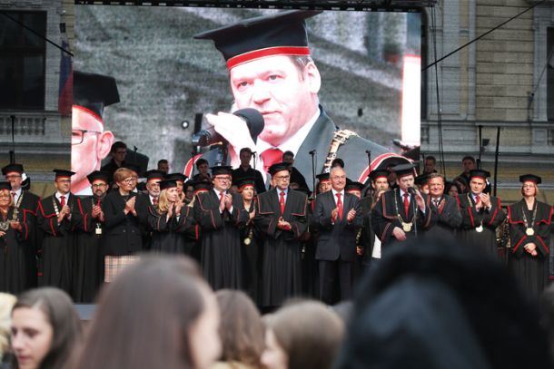 Rektor UL Igor Papič med odprtjem lanskega študijskega leta na Kongresnem trgu 