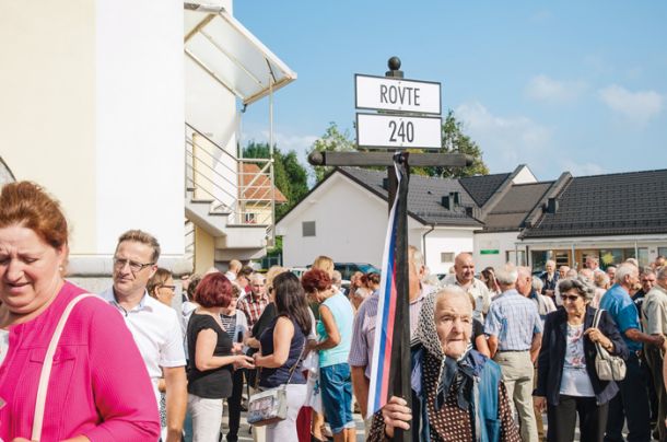 Obiskovalci so se zdeli motivirani z bolečino, zaradi katere je ta okoliš še danes ukleščen v enklavo izkoriščanega žalovanja. 