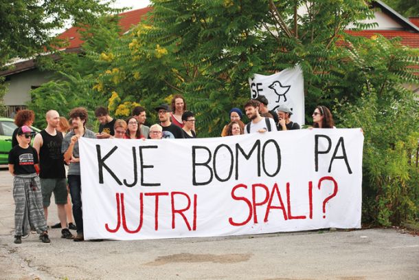 Konec julija so mladi zahtevali brezplačen prenos nepremičnin, ki bi se lahko uporabile za povečanje fonda javnih najemnih stanovanj, s slabe banke na stanovanjski sklad. 