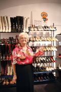 Breda Nemc in njena zbirka 94 parov čevljev znamke Peko; razstava Slovo od Peka ... Peko živi, Galerija Atrij, Tržič