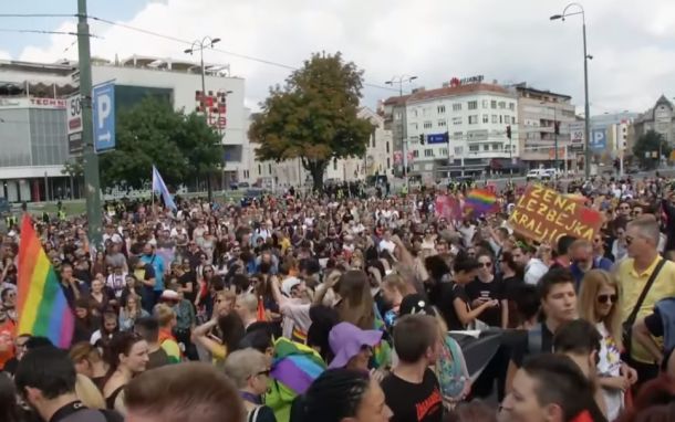 Večtisočglava množica na prvi paradi ponosa v Sarajevu