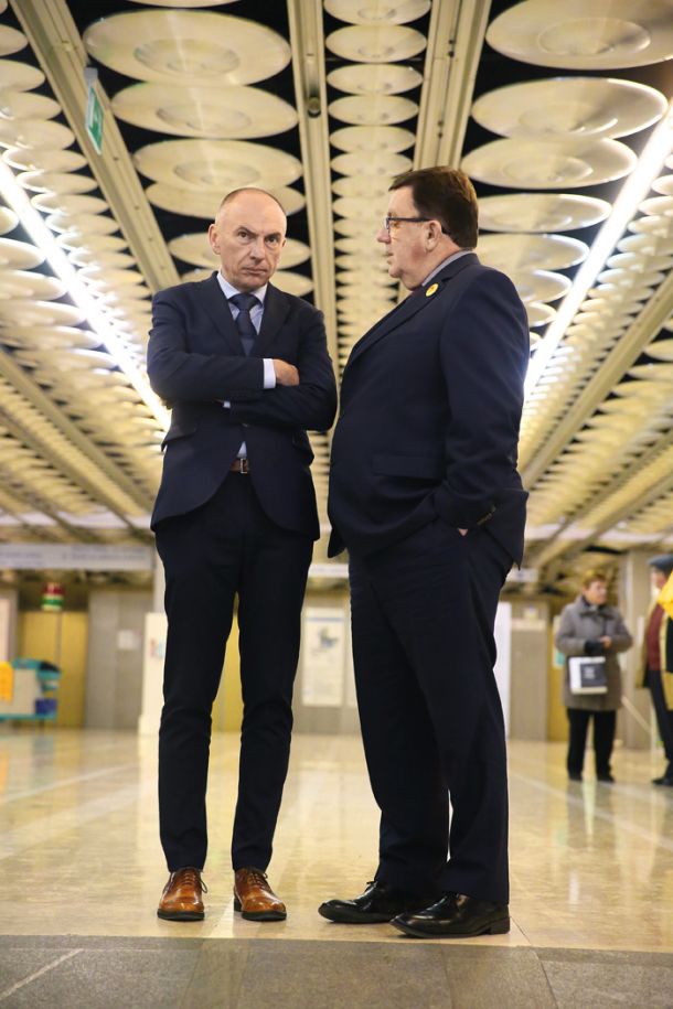 Spet ista zgodba: Odstopljeni zdravstveni minister Samo Fakin je ukinitev dopolnilnega zdravstvenega zavarovanja napovedal za spomladi letos. Njegov naslednik, Aleš Šabeder, je rok premaknil na poletje, zdaj pa prestavil še za leto dni. 