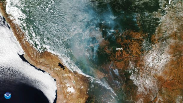 Satelitski posnetek dima, ki se dviga iznad amazonskega gozda 