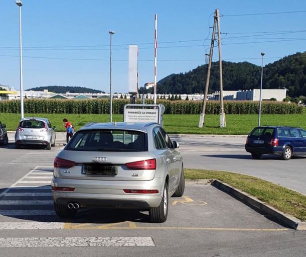 Vozilo Lucije Ušaj na parkingu za invalide