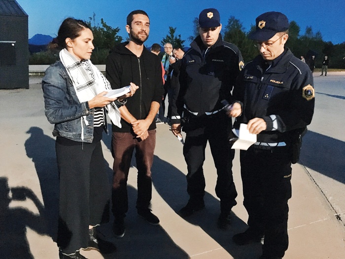 Postopek slovenske policije, ki je popisala aktiviste. Ti so pred nogometno tekmo med Slovenijo in Izraelom opozarjali na pravice Palestincev