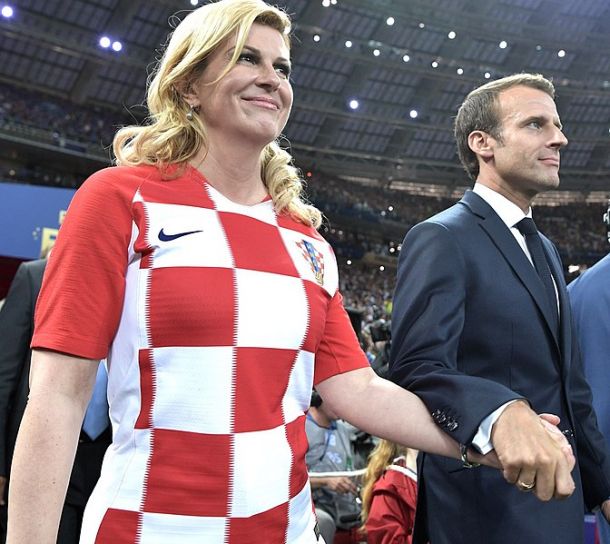 V zastavo svoje države oblečena hrvaška predsednica Kolinda s francoskim predsednikom Macronom