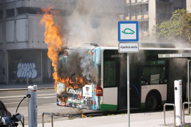 Okvara mestnega avtobusa na Dunajski cesti v Ljubljani 