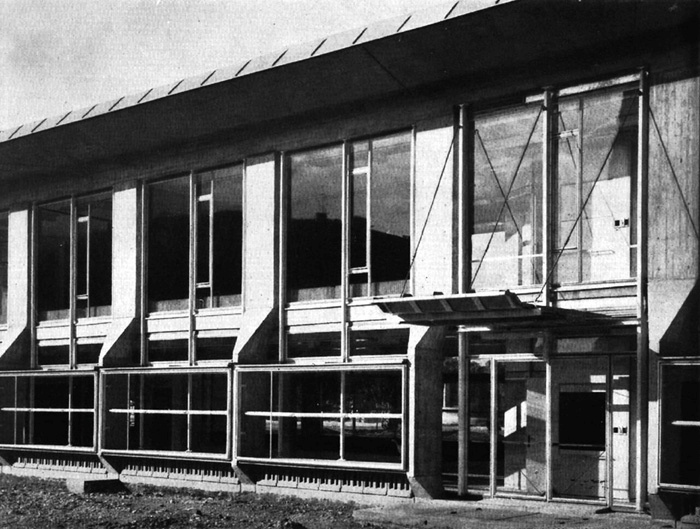 Trgovska hiša v Šiški arhitekta Bonče je bila nizek transparenten paviljon. Hiša je imela izvrstne detajle, lahko si se jih dotaknil in videl, kako so profili sestavljeni in kako je takrat, ko ni bilo mogoče kupiti grdih tipskih profilov, arhitekt znal iz navadnega železja sestaviti nekaj lepega.