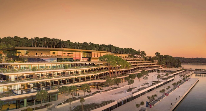 Letos odprti petzvezdični Grand Park Hotel v Rovinju (arh. biro 3LHD) se z ozelenjenimi terasami vzpenja po priobalni vzpetini, spredaj pa je ohranjena javna promenada.