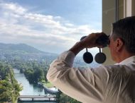 Pahorja prevzela privlačna atletinja, ki se je ogrevala na bližnjem stadionu