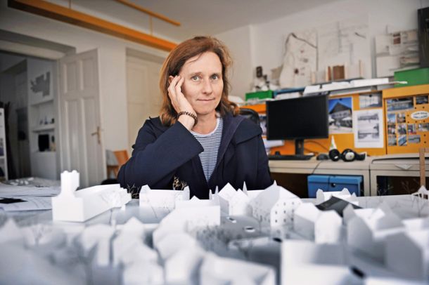 Maruša Zorec je arhitektka in profesorica na ljubljanski Fakulteti za arhitekturo, kjer med drugim predava prenovo. 