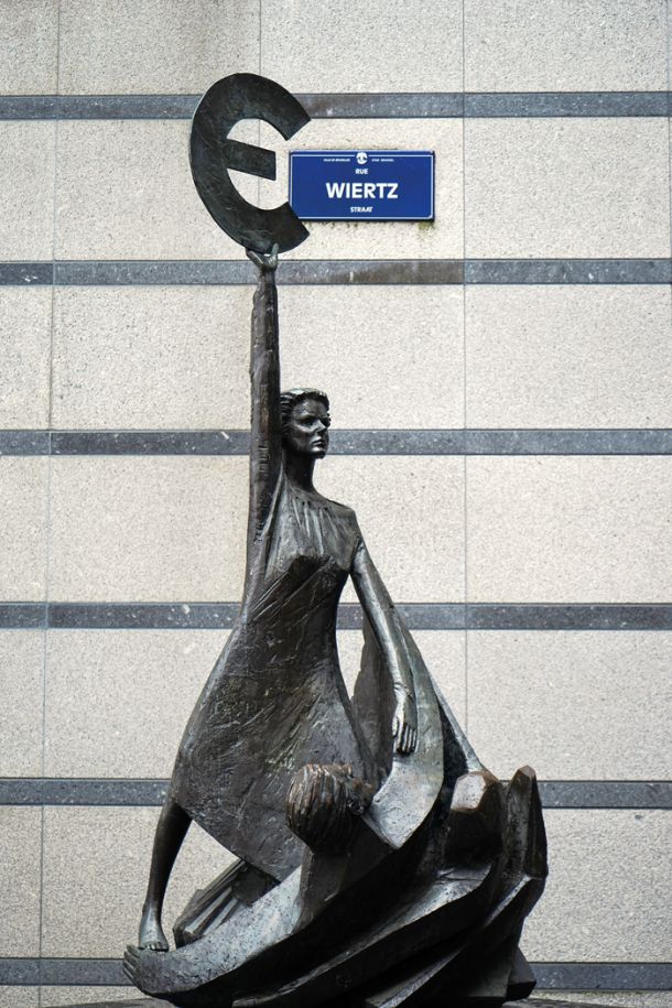 Kip Evrope pred poslopjem Evropskega parlamenta v Bruslju