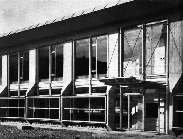 Trgovska hiša v Šiški arhitekta Bonče je bila nizek transparenten paviljon. Hiša je imela izvrstne detajle, lahko si se jih dotaknil in videl, kako so profili sestavljeni in kako je takrat, ko ni bilo mogoče kupiti grdih tipskih profilov, arhitekt znal iz navadnega železja sestaviti nekaj lepega. 