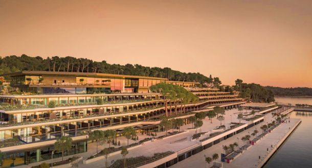 Letos odprti petzvezdični Grand Park Hotel v Rovinju (arh. biro 3LHD) se z ozelenjenimi terasami vzpenja po priobalni vzpetini, spredaj pa je ohranjena javna promenada. 