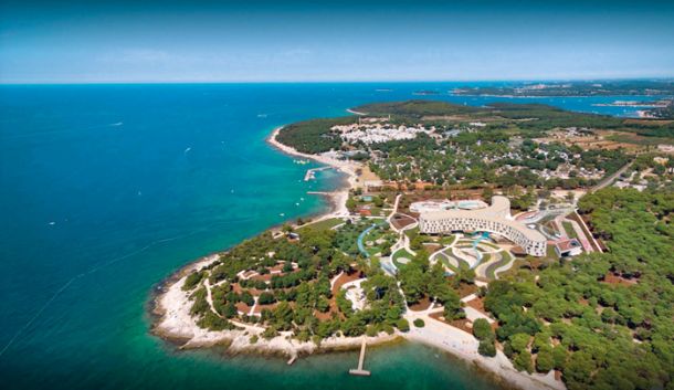 Ko so pri prenovi turističnega kompleksa Amarin pri Rovinju vanj umestili nov, »vesoljsko« oblikovan hotel in skupino belih apartmajskih hišic (v ozadju slike), so vzdolž obale ohranili širok zeleni pas za rekreacijo, ki je javno dostopen.