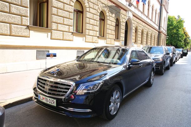 Za ljudi malo, za elito pa veliko: vlada je sredi leta kupila štiri oklepna vozila, med njimi izstopata dva mercedesa S600 z visoko stopnjo zaščite. Po ocenah naj bi vsak izmed njih stal med 700.000 in 800.000 evri. Prestižna vozila naj bi bila namenjena predvsem tujim delegacijam. 