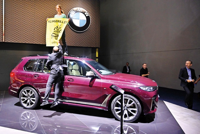 Protest proti SUV-jem na avtomobilskem sejmu v Frankfurtu