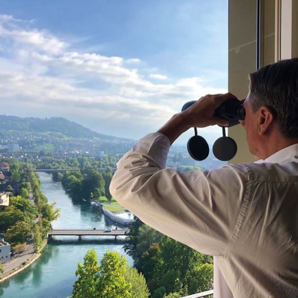 Državnik ali voajer? Fotografija predsednika Boruta Pahorja, na kateri je po lastnih besedah opazoval »privlačno atletinjo, ki se je ogrevala na bližnjem stadionu«. Pahor je bil v tem času na uradnem obisku pri predsedniku Švice Ueliju Maurerju.