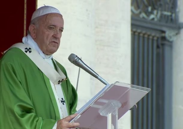 Papež Frančišek včeraj med govorom na Trgu sv. Petra