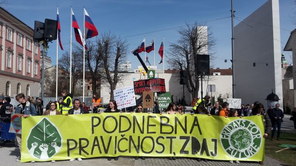 Podnebni protest na Kongresnem trgu v Ljubljani marca letos. V Sloveniji podnebni štrajk (še) ni del šolskega programa.