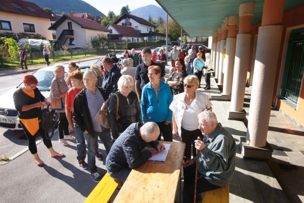 Protest prebivalcev Griž proti zaprtju tamkajšnje pošte. V zadnjih sedmih letih je Pošta Slovenije zaprla že več kot 50 poslovalnic.