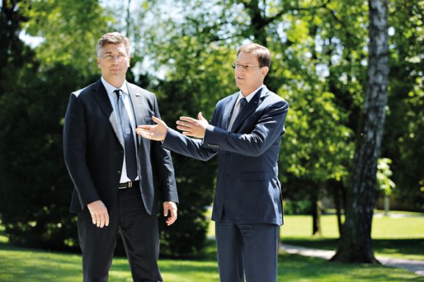 Na fotografiji Andrej Plenković in Miro Cerar, hrvaški in takratni slovenski premier (zdaj zunanji minister), pred dvema letom, ko sta se strinjala, da se o arbitraži ne strinjata