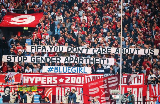 Napis med nogometno tekmo v Düsseldorfu v spomin na umrlo navijačico iz Irana 