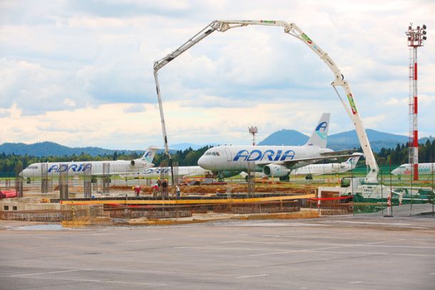 Prizemljena letala Adrie Airways na brniškem letališču