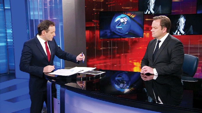 Voditelj Uroš Slak v pogovoru z ministrom za kulturo Dejanom Prešičkom