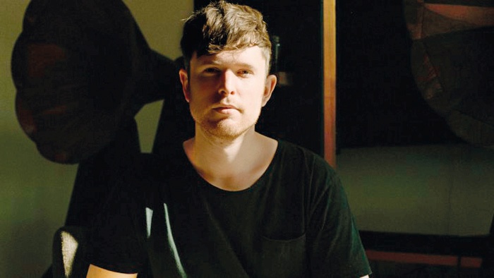 Assume Form uteleša klasično protislovje pop scene: je Blakov najbolj dovršen in najbolj predvidljiv album hkrati. 