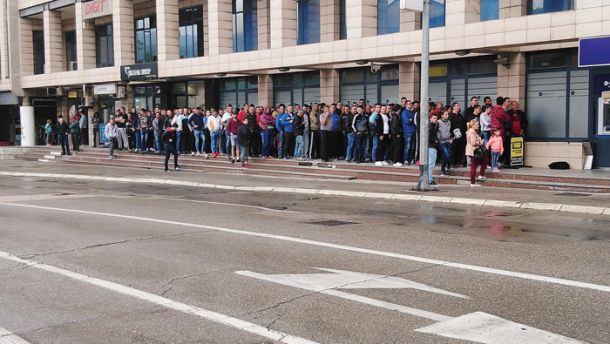 Bosanski delavci, ki pred slovenskim konzulatom v Banjaluki čakajo na delovna dovoljenja in dovoljenja za bivanje v Sloveniji. 
