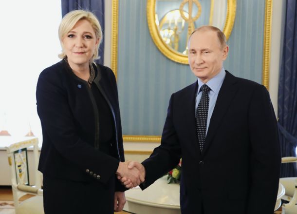 Čisti računi, dobri prijatelji? Vodja Nacionalnega zbora Marine Le Pen pri ruskem predsedniku Vladimirju Putinu v Moskvi 24. marca 2017. 