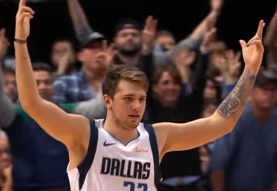 Luka Dončić na parketu moštva NBA Dallas Mavericks