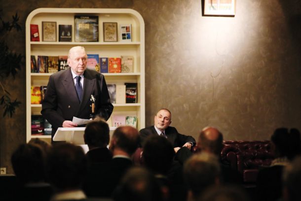 Dimitrij Rupel in Peter Jambrek, prijatelja in sovražnika, sopotnika in hkrati nasprotnika Janeza Janše, razmišljata o novi stranki, političnem zboru Katedrala svobode, ki naj bi zapolnil prazen prostor na desni sredini. 