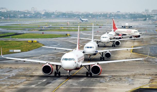Vrsta za vzlet na letališču v Mumbaiju v Indiji. Indija je eno najhitreje rastočih tržišč za letalski promet. 
