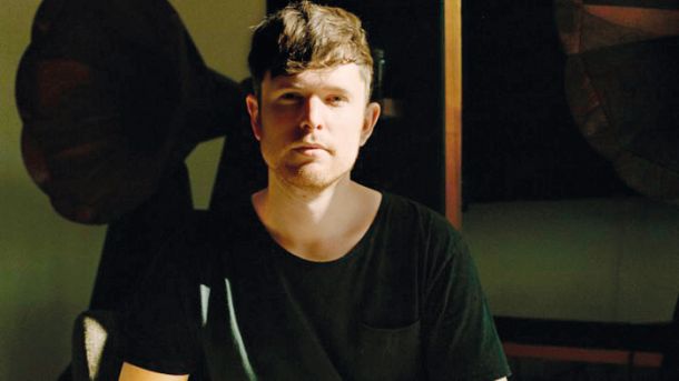 Assume Form uteleša klasično protislovje pop scene: je Blakov najbolj dovršen in najbolj predvidljiv album hkrati. 