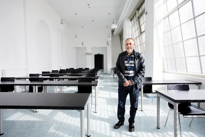 Nekdanji ustavni sodnik in ustanovitelj Zbora za republiko Peter Jambrek velja za ključnega ideologa SDS po osamosvojitvi. Fakultete, iz katerih je izšla njegova zasebna univerza, je pričel ustanavljati na prelomu stoletja pod vladavino levice, a za njihov vzpon so bile odločilne koncesije, ki so jih dobile v mandatu prve vlade SDS.