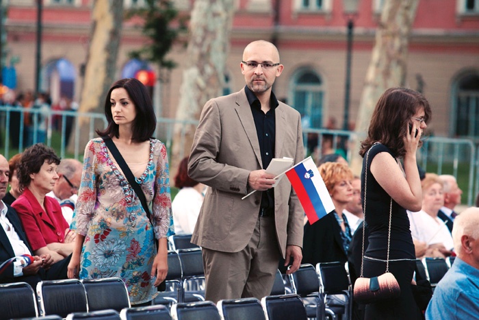 Borut Rončević, nekdanji sekretar v drugi Janševi vladi je strokovnjak za ustanavljanje fakultet, ustanovil jih je kopico, na eni izmed njih je zaposlen, na drugih pa honorarno predava.