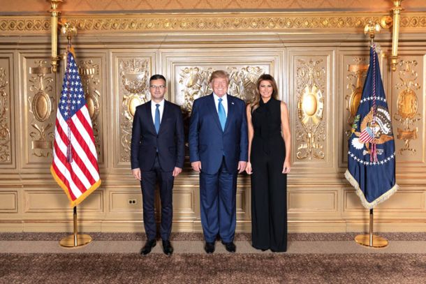 Kje je Donaldova leva roka? Fototermin Kolinde Grabar Kitarović v predsedniškem sendviču.