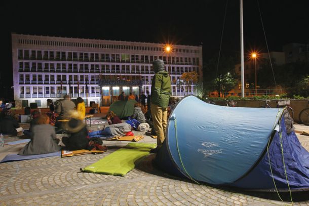 Protestno spanje mladih pred stavbo slovenskega parlamenta 