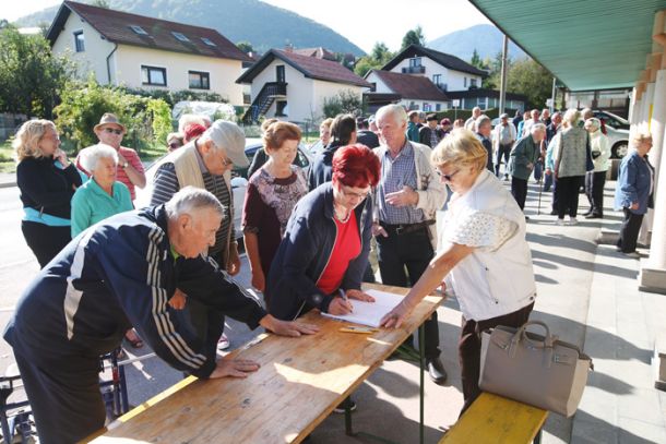 Pred dnevi so v Grižah podpisovali podpise proti zaprtju pošte, enako se s poštami dogaja tudi v Ljubljani 