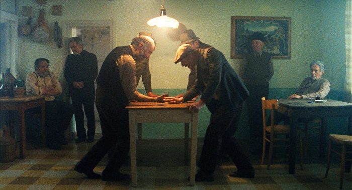 Prizor iz filma Zgodbe iz kostanjevih gozdov, v katerem domačini igrajo na Primorskem priljubljeno igro moro.