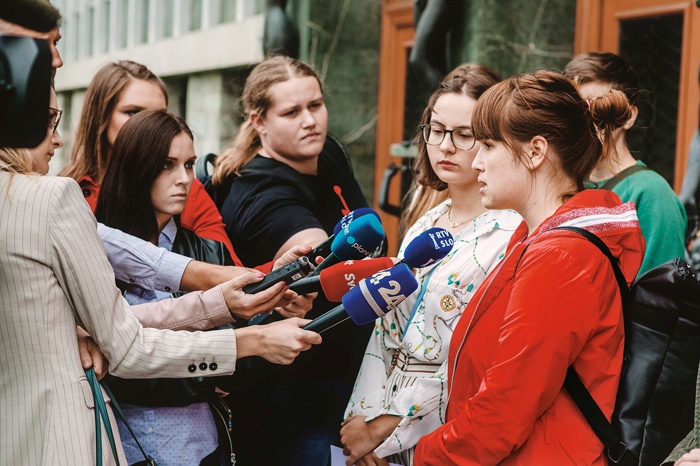 Predstavniki Inštituta 8. marec že mesec dni opozarjajo, da bi ukinitev dodatka za delovno aktivnost najbolj prizadela najrevnejše. Na fotografiji prebirajo izjavo malo pred začetkom seje parlamentarnega odbora, kjer se je večina poslancev strinjala z ukinitvijo te oblike socialne pomoči.