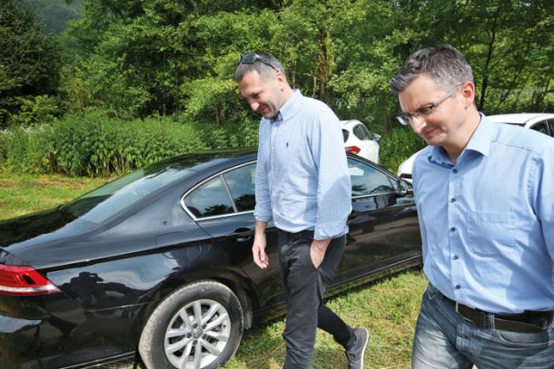 Napredek: morda je premier Marjan Šarec znanko Natašo Hribar res zaposlil v Sovi, a njegova desna roka, Damir Črnčec, je v času, ko je bil še zvest Janezu Janši, v Sovi zaposlil 25 lokalnih politikov SDS. 