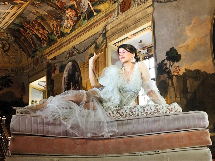 Za nekatere obleke glasbenice Kukle je oblikovalec porabil tudi leto dni.